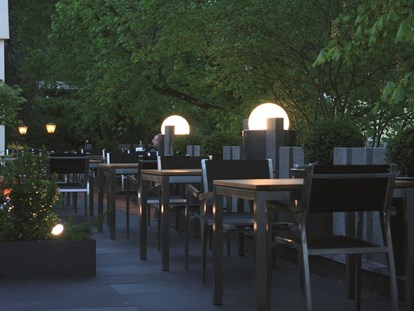 Golfurlaub - Restaurant - Terrasse am Abend - Romantik Hotel Johanniter-Kreuz