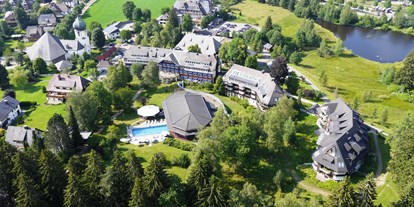 Golfurlaub - Pools: Innenpool - Baden-Württemberg - Das Parkhotel Adler mit kleinem Adlersee und Privatpark auf seinem Anwesen von 70.000 Quadratmetern, 5 km von der 18-Loch-Anlage des Golfclubs Hochschwarzwald. - Parkhotel Adler 