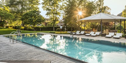 Golfurlaub - Sonnenterrasse - Deutschland - Beheizter Outdoorpool mit Liegedeck und -wiese am Hotelpark sowie mit überdachter Chill-Lounge. - Parkhotel Adler 