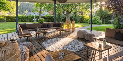 Golfurlaub - Massagen - Baden-Württemberg - Chill-Lounge am Outdoorpool des Parkhotel Adler in Hinterzarten. - Parkhotel Adler 