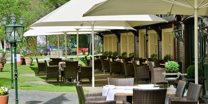 Golfurlaub - Clubhaus - Baden-Württemberg - Terrasse vor dem historischen Schwarzwaldhaus des Parkhotel Adler. - Parkhotel Adler 