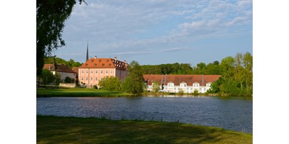 Golfurlaub - Fahrstuhl - Volkach - Fernansicht über den Schloss-See - Hotel Schloss Reichmannsdorf 