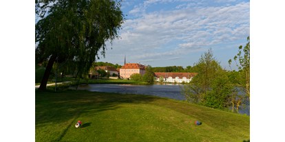 Golfurlaub - Golfbagraum - Franken - Abschlag Tee 18 Richtung Green und Schloss - Hotel Schloss Reichmannsdorf 