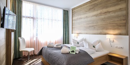 Golfurlaub - Bademantel - Röhrnbach - Junior Suite Schlafraum - AktiVital Hotel 
