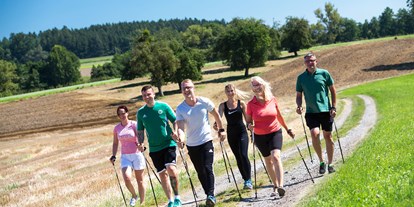 Golfurlaub - Pools: Innenpool - Bayern - AktiVital-Programm mit Nordic Walking, (Duft) Qi Gong, geführten Wanderungen, Aqua Fit, meditativer Entspannung, progressiver Muskelentspannung und Bogenschießen - AktiVital Hotel 