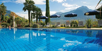 Golfurlaub - Pools: Innenpool - Italien - Relaxen am Pool mit Blick auf die Kurstadt Meran - Park Hotel Reserve Marlena