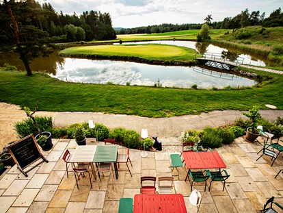 Golfurlaub - Golf-Schläger Verleih - Blick auf Restaurantterrasse und Golfplatz ©Inge Prader - Golfresort Haugschlag