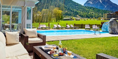Golfurlaub - privates Golftraining - Tirol - Aussenpool mit Wasserfall - Hotel Post am See 