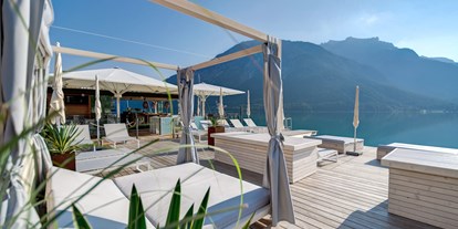 Golfurlaub - Hallenbad - Kirchberg in Tirol - Liegesteg mit Bali Liegen - Hotel Post am See 