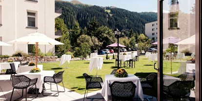 Golfurlaub - Preisniveau: gehoben - Davos Wiesen - Garten Terrasse - Hotel Morosani Schweizerhof