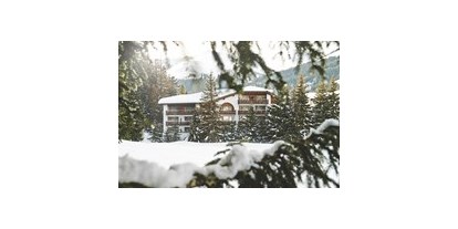 Golfurlaub - 24-Stunden Rezeption - Davos Dorf - Aussenansicht Winter - Hotel Waldhuus Davos