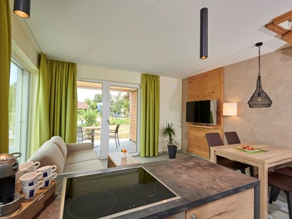 Golfurlaub - Wäschetrockner - 5* Ferienhaus-Apartment Typ 2, seitliche Lage,  Wohnbereich - Bachhof Resort Straubing - Hotel und Apartments