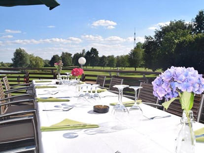 Golfurlaub - nächster Golfplatz - Terrasse des Restaurants im Clubhaus - Bachhof Resort Straubing - Hotel und Apartments