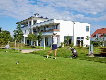 Golfurlaub - Hunde am Golfplatz erlaubt - Deutschland - Tee 3 direkt am 4* Bachhof Resort Hotel - Bachhof Resort Straubing - Hotel und Apartments