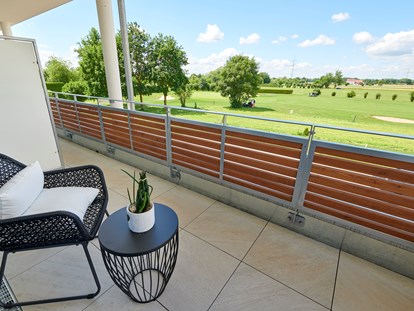 Golfurlaub - Driving Range: überdacht - Balkon mit Ausblick auf Bahnen 1 und 2 - Bachhof Resort Straubing - Hotel und Apartments