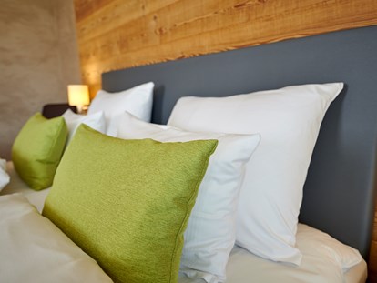 Golfurlaub - Kühlschrank - bequeme Kissen für erholsamen Schlaf - Bachhof Resort Straubing - Hotel und Apartments