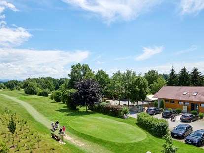 Golfurlaub - Kühlschrank - Blick vom Hotel zum Clubhaus mit Restaurant und zur Bahn 3 - Bachhof Resort Straubing - Hotel und Apartments