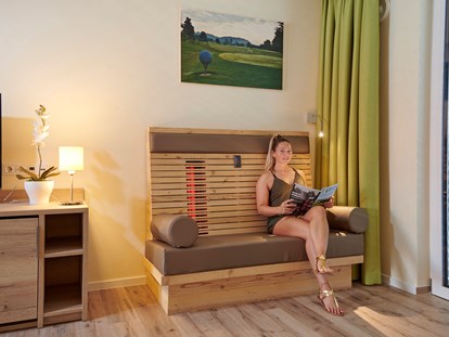 Golfurlaub - Kühlschrank - Infrarot - Bank in Zimmer Typ Gäuboden, Familienzimmer und den Suiten - Bachhof Resort Straubing - Hotel und Apartments