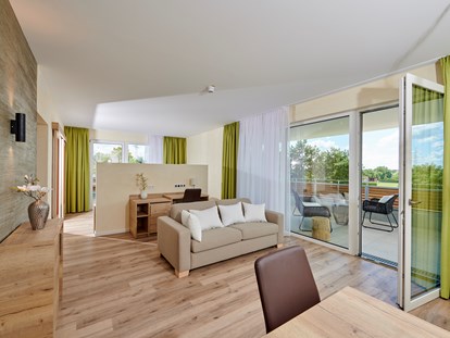 Golfurlaub - Umgebungsschwerpunkt: Berg - Wohnbereich Panorama - Suite - Bachhof Resort Straubing - Hotel und Apartments