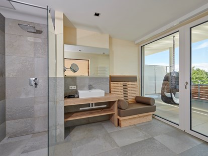 Golfurlaub - Waschmaschine - Badezimmer Panorama - Suite - Bachhof Resort Straubing - Hotel und Apartments