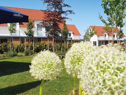 Golfurlaub - Zimmersafe - Ostbayern - Blick auf die Reihenhaus - Apartments - Bachhof Resort Straubing - Hotel und Apartments