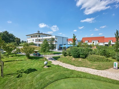 Golfurlaub - Golfcarts - Ostbayern - Hotel und 5* Ferienhaus Apartments - Bachhof Resort Straubing - Hotel und Apartments