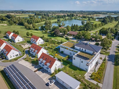 Golfurlaub - Driving Range: überdacht - Blick auf Abschlag 3 bis 9 - Bachhof Resort Straubing - Hotel und Apartments