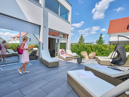 Golfurlaub - Kühlschrank - Die Wellness - Terrasse - Bachhof Resort Straubing - Hotel und Apartments