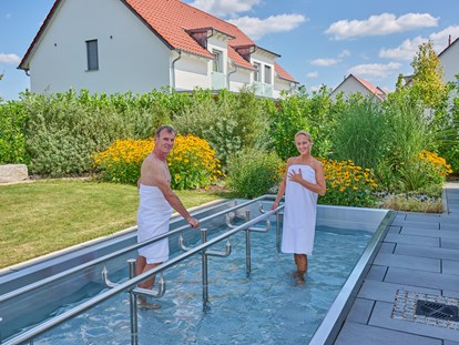 Golfurlaub - Driving Range: überdacht - Kneippbecken mit Blick auf unsere Ferienhaus - Apartments - Bachhof Resort Straubing - Hotel und Apartments