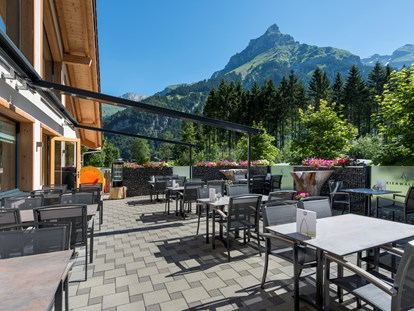 Golfurlaub - Clubhaus - Sommerterrasse Restaurant mit Aussicht auf die Berge - Sporthotel Eienwäldli