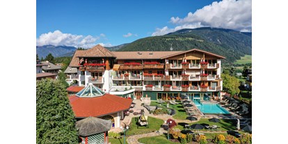 Golfurlaub - Sauna - Mirabell Dolomites-gartenansicht-hotel-sommer - MIRABELL DOLOMITES HOTEL . LUXURY . AYURVEDA & SPA 