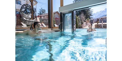 Golfurlaub - Abendmenü: mehr als 5 Gänge - Italien - Mirabell Dolomites Hotel-Olang-Suedtirol-hallenbad-outdoor pool - MIRABELL DOLOMITES HOTEL . LUXURY . AYURVEDA & SPA 