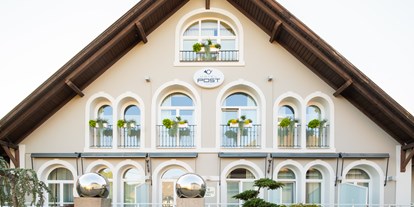 Golfurlaub - Parkplatz - Patergassen - Hotel Post Wrann | Ansicht - Hotel Post Velden