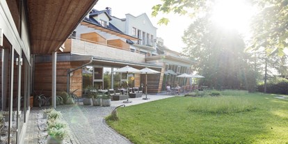 Golfurlaub - Verpflegung: Halbpension - Haugschlag - Gesundheitshotel Klosterberg Garten mit Terrasse - Gesundheitshotel Klosterberg  