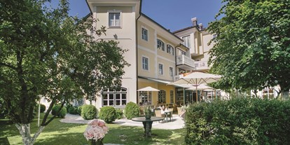 Golfurlaub - Golfbagraum - Mondsee - Irrsee - Hotel Eichingerbauer****s Außenansticht, Hofterrasse, Garten - Hotel Eichingerbauer****s
