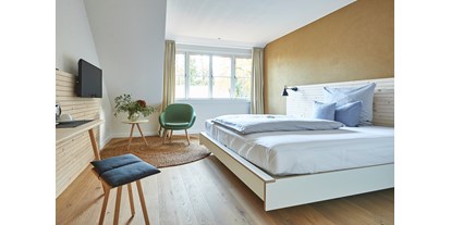 Golfurlaub - Niedersachsen - Jedes der Komfortdoppelzimmer (26-35qm) bietet mit Kingsize-Bett, Sitzecke und Blick ins Grüne eine kleine Oase der Erholung. Dänische Fenster geben den Räumen ein schönes helles und luftiges Raumgefühl.  - Nordenholzer Hofhotel