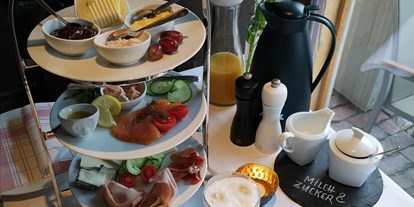 Golfurlaub - Clubhaus - Deutschland - Ob Spiegelei, Obstsalat oder leckere Brötchen, süß oder herzhaft - hier findet Ihr ein Frühstück für den gelungenen Start in den Tag!
Ausschalfen, an den Tisch setzen und die Atmosphäre genießen. - Nordenholzer Hofhotel