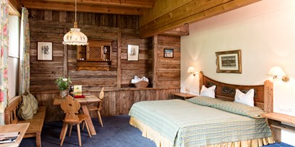 Golfurlaub - veganes Essen - Ellmau - Doppelzimmer de Luxe. All unsere 49 Zimmer sind im Tiroler Stil mit viel Charme und individuell eingerichtet. - Rasmushof Hotel Kitzbühel