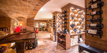 Golfurlaub - Terrasse - Unser Weinkeller in dem wir mehr als 400 Etiketten lagern. Unser Sommelier Michael berät Sie gerne aus unserer gut sortierten Weinkarte. - Rasmushof Hotel Kitzbühel
