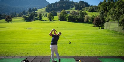 Golfurlaub - Schuhputzservice - Überdachte Driving Range direkt am Hotel - sowie Chipping und Putting Green. - Rasmushof Hotel Kitzbühel