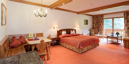 Golfurlaub - Clubhaus - Saalbach - Doppelzimmer de Luxe. All unsere 49 Zimmer sind im Tiroler Stil mit viel Charme und individuell eingerichtet. - Rasmushof Hotel Kitzbühel