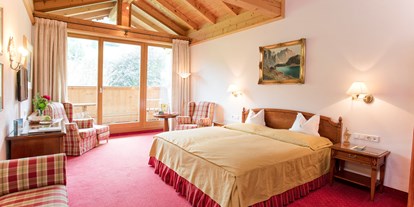Golfurlaub - Golfschule - Tiroler Unterland - Doppelzimmer. All unsere 49 Zimmer sind im Tiroler Stil mit viel Charme und individuell eingerichtet. - Rasmushof Hotel Kitzbühel