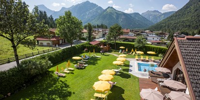 Golfurlaub - Umgebungsschwerpunkt: Berg - Partschins - Outdoorpool 29°C und Liegewiese - Hotel Karlwirt - Alpine Wellness am Achensee
