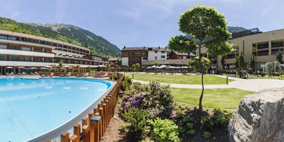 Golfurlaub - Sonnenterrasse - Riezlern - Innenhof - Alpenhotel Montafon