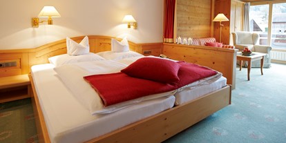 Golfurlaub - Hotel-Schwerpunkt: Golf & Wandern - Arosa - Wohnschlafzimmer  Deluxe mit Balkon - Alpenhotel Montafon