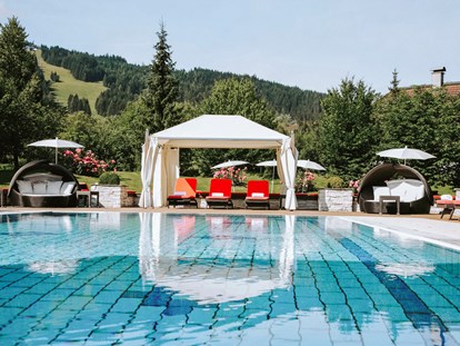 Golfurlaub - Hotelbar - Salzburg - Beheizter Außenpool mit wunderschöner Liegewiese  - Gut Weissenhof ****S