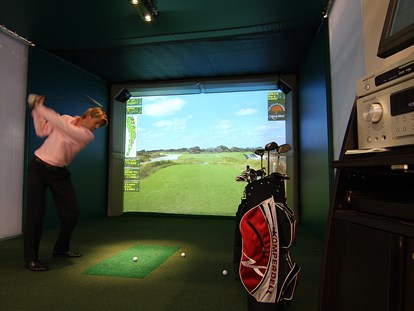 Golfurlaub - Zimmer mit Fernsicht - Golf-Indoor Anlage im Hotel - Gut Weissenhof ****S