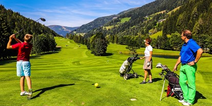 Golfurlaub - Bademantel - Drobollach am Faaker See - Golf Abschlag - Ortners Eschenhof 