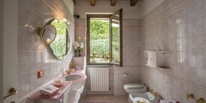 Golfurlaub - Zimmersafe - Mailand - Bad & WC mit Badewanne - Golfvilla BELVEDERE LAGO MAGGIORE ITALIEN