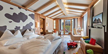 Golfurlaub - Kühlschrank - Italien - Suite "Dolasilla" mit Balkon und Berg/Dorfblick -  Hotel Emmy-five elements